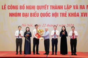 Phó Chủ tịch Thường trực Quốc hội Đỗ Văn Chiến tặng hoa Ban Thường trực Nhóm đại biểu Quốc hội trẻ khóa XVI. Ảnh: VIẾT CHUNG