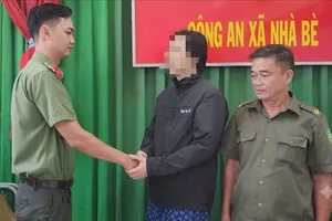 Người đàn ông Hàn Quốc gửi lời cảm ơn đến Công an xã Nhà Bè. Ảnh: CACC
