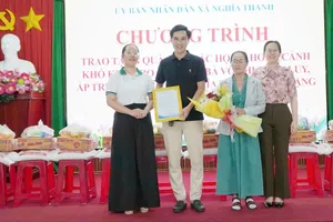 Xã Nghĩa Thành trao thư cảm ơn cho gia đình bà Võ Thị Thùy Luy