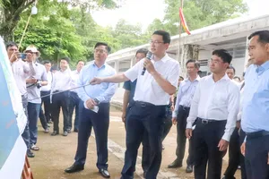 Chủ tịch UBND TPHCM Nguyễn Văn Được nghe đơn vị tư vấn báo cáo về dự án Nhà máy điện LNG Long Sơn. Ảnh: THÀNH HUY