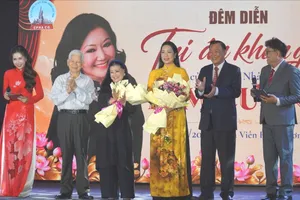 Nguyên Chủ tịch nước Nguyễn Minh Triết và lãnh đạo Hoa viên Chánh Phú Hòa tặng hoa tri ân NSND Kim Cương và NSND Trịnh Kim Chi, Chủ tịch Hội Sân khấu TPHCM