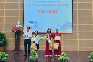 Ban Tổ chức trao giải Nhất cuộc thi "Giới thiệu sách trực tuyến" năm 2026 cho các cá nhân