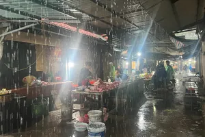 Hà Nội ứng phó bão số 4, chợ vắng khách do mưa lớn kéo dài