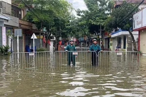 Hơn 6.800 hộ dân bị chia cắt do mưa lũ, Hà Nội báo động lũ cấp 3