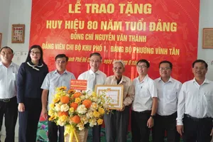 Phó Bí thư Thành ủy TPHCM trao Huy hiệu 80 năm tuổi Đảng cho đồng chí Nguyễn Văn Thành