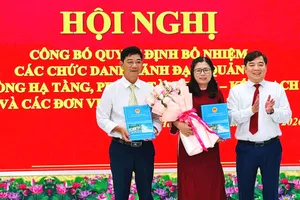Ông Nguyễn Minh Tâm, Phó Chủ tịch UBND xã Long Hải trao quyết định thành lập trường và bổ nhiệm Hiệu trưởng, Hiệu phó Trường Tiểu học Lê Lợi