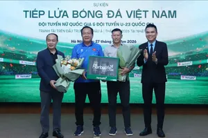 HLV Hoàng Văn Phúc và HLV Thạch Bảo Khanh thay mặt đội tuyển nữ và đội tuyển U23 Việt Nam nhận quà từ nhà tài trợ