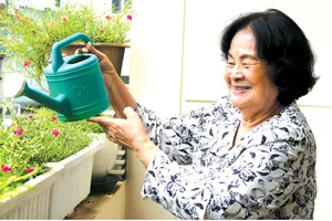 Anh hùng Lực lượng vũ trang nhân dân, Đại tá Nguyễn Thị Thảo tại tư gia (ẢNH: DIỄM MI)
