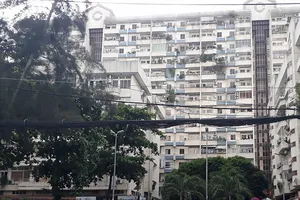 Sau cánh cửa thang máy