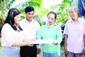 Đại diện Hội Liên hiệp Phụ nữ xã Hòa Vang (TP Đà Nẵng) vận động người dân thôn Cẩm Toại Trung giải phóng mặt bằng phục vụ dự án cải tạo, nâng cấp quốc lộ 14B (ẢNH: XUÂN QUỲNH)