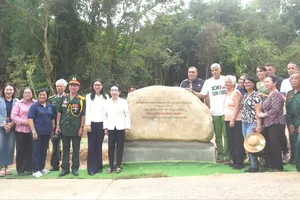 Các đại biểu trước "Vườn tre Fidel Castro" vừa khánh thành. Ảnh: THỤY VŨ