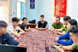 Ban đồng hành của “Hành trình kiến tạo tương lai” phường Bình Tân (TPHCM) sinh hoạt định kỳ hàng tháng với thanh thiếu niên chậm tiến, có nguy cơ bỏ học (ẢNH: HOÀNG KIM)