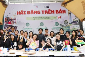  TS Lưu Thị Thanh Mai và các thành viên của dự án "Hải đăng trên bản" (ẢNH: HẢI ĐĂNG TRÊN BẢN)