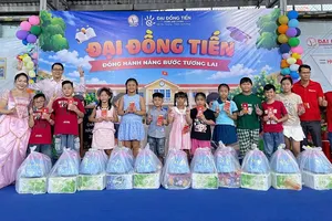 Con của người lao động nhận quà, khen thưởng tại Ngày hội “Đại Đồng Tiến đồng hành nâng bước tương lai” của Công ty CP Đại Đồng Tiến (ẢNH: HỒNG ĐÀO)