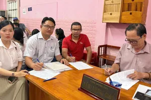 Ông Nguyễn Văn Dũng, Phó Giám đốc Trung tâm Tư vấn pháp luật công đoàn Bình Dương (thứ hai từ trái sang), hỗ trợ công nhân làm thủ tục đòi quyền lợi (ẢNH: THẢO NGUYỄN)