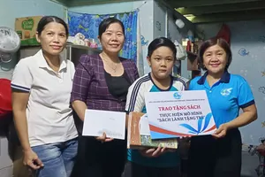  Hội LHPN phường Tân Thới Hiệp trao tặng sách giáo khoa cho một học sinh có hoàn cảnh khó khăn (ẢNH: NGUYỄN LOAN)