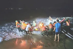 Ứng cứu kịp thời thuyền cá bị sóng biển đánh chìm khi vươn khơi