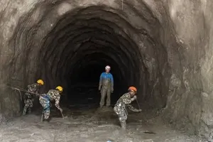 Một nhóm kỹ thuật đang tiến vào đường hầm của Dự án thủy điện Chilime để giải cứu những người bị mắc kẹt bên trong. Ảnh: SPOTLIGHTNEPAL.COM 