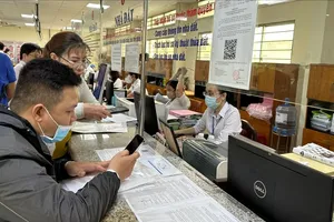 Người dân đến UBND phường Gò Vấp, TPHCM làm thủ tục giao dịch nhà đất. Ảnh: THANH HIỀN