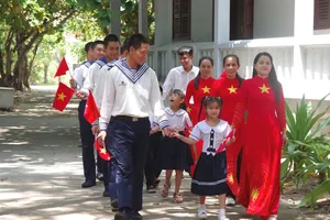 Cán bộ, chiến sĩ, phụ huynh trên đảo Trường Sa hân hoan đưa các em học sinh đến trường
