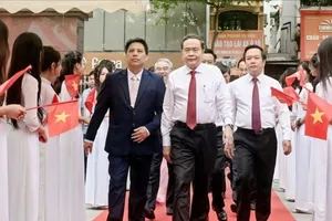 Chủ tịch Quốc hội Trần Thanh Mẫn và các đại biểu dự lễ khai giảng năm học 2026-2027 tại Trường THPT Lê Quý Đôn, tỉnh Hưng Yên, sáng 5-9. Ảnh VIẾT CHUNG