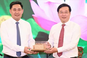 Đồng chí Lê Quốc Phong tiếp đồng chí Alounxai Sounnalath (trái). Ảnh : VIỆT DŨNG