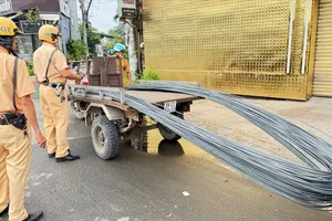 CSGT TPHCM mở đợt cao điểm xử lý xe 3-4 bánh tự chế, chở hàng cồng kềnh