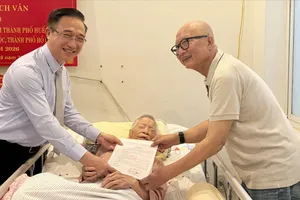 Phó Bí thư Thành ủy TPHCM Đặng Minh Thông đã đến thăm, trao tặng Huy hiệu 80 năm tuổi Đảng cho đồng chí Trương Thị Bích Vân