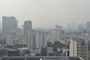 Hiện tượng không khí mù đục tiếp tục xảy ra tại TPHCM và Nam bộ sáng 16-9. Ảnh: TAM NGUYÊN
