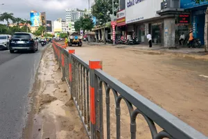 Bùn đất rơi phủ 300m đường Cộng Hòa, giao thông qua khu vực ùn ứ