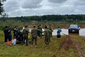 Lực lượng chức năng thực hiện công tác tìm kiếm người phụ nữ nghi bị nước cuốn cùng ô tô ở Đồng Nai. Ảnh: CA TPĐN