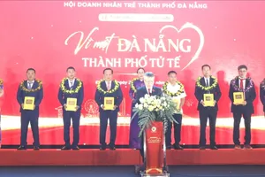 15 cá nhân được trao giải thưởng "Vì một Đà Nẵng - Thành phố tử tế" năm 2026 ở ba nhóm "Công chức phụng sự", "Doanh nhân trách nhiệm" và "Công dân văn minh". Ảnh: NGUYÊN KHÔI