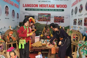 Các em học sinh tham gia ý tưởng khởi nghiệp với các sản phẩm văn hóa, du lịch. Ảnh: PHAN THẢO