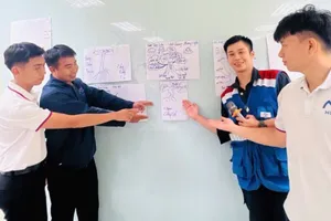 Thí sinh thi trắc nghiệm trực tuyến tại hội thi tay nghề. ẢNH: HỒNG ĐÀO