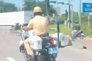 CSGT Đồng Nai mở đường đưa thai phụ đi TPHCM cấp cứu. Ảnh: CSGT ĐN