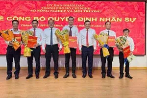 Giám đốc Sở NN-MT Nguyễn Toàn Thắng trao quyết định cho các cán bộ được điều động, bổ nhiệm