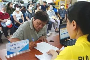 Chi trả lương hưu, trợ cấp BHXH cho người hưởng. Ảnh: BHXH Việt Nam