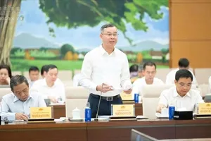 Bộ trưởng Bộ Tài chính Ngô Văn Tuấn trình bày tờ trình dự thảo Luật Ngân sách nhà nước (hợp nhất). Ảnh: Quochoi.vn