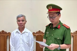 Cơ quan Cảnh sát điều tra tống đạt quyết định khởi tố bị can, lệnh cấm đi khỏi nơi cư trú đối với Bạch Chí Điển. Ảnh: CÔNG AN CUNG CẤP
