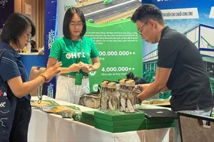 Các đại biểu quốc tế kết nối, trao đổi cơ hội hợp tác tại Hội nghị Thượng đỉnh Đổi mới sáng tạo Việt Nam. Ảnh: MINH XUÂN