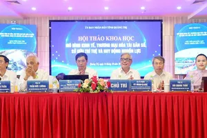 GS.TS.NGND Vũ Minh Giang, Chủ tịch Hội đồng Khoa học và Đào tạo Đại học Quốc gia Hà Nội, Uỷ viên UBTW MTTQ Việt Nam, Uỷ viên đoàn chủ tịch Uỷ ban hoà bình Việt Nam, Uỷ viên Hội đồng di sản văn hoá quốc gia; GS.TS Trung tướng Trần Vi Dân, Uỷ viên Hội đồng lý luận Trung ương, Thành viên Ban Nghiên cứu Chuyên đề giúp việc Bộ Trưởng Bộ Công an; GS.TS Trần Đức Cường, Chủ tịch Hội Khoa học Lịch sử Việt Nam; PGS.TS Bùi Quang Tuấn, Phó chủ tịch Hội Khoa học Kinh tế Việt Nam, nguyên Viện trưởng Viện Kinh tế việt Nam và Thế giới, Tổng Biên tập Tạp chí Kinh tế Châu Á Thái Bình Dương, đồng chủ trì hội thảo.