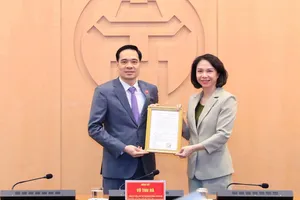 Ông Nguyễn Đức Long nhận quyết định bổ nhiệm giữ chức Phó Giám đốc Sở Y tế Hà Nội. Ảnh: HOÀI THU