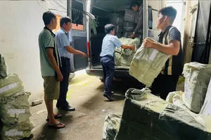 Quản lý thị trường TPHCM kiểm đếm lô hàng kẹo không rõ nguồn gốc. Ảnh: KHÁNH HÙNG