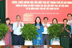 Phó Bí thư Thành ủy TPHCM Nguyễn Phước Lộc tặng cây xanh chúc mừng Hội LHPN TPHCM nhân Ngày Phụ nữ Việt Nam 20-10. Ảnh: VIỆT DŨNG