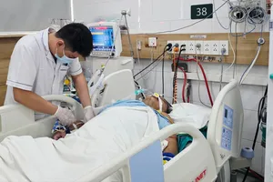 Bệnh nhân ngộ độc khí clo đang được điều trị tại Bệnh viện Bạch Mai. Ảnh: NGUYÊN HÀ