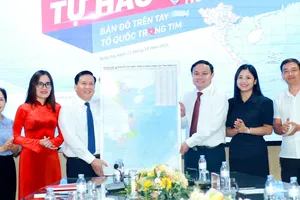 Lãnh đạo Báo SGGP cùng đại diện nhà tài trợ trao Bản đồ Việt Nam đến tỉnh Nghệ An 