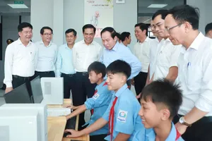 Phó Thủ tướng Lê Tiến Châu cùng đoàn công tác nghe báo cáo về quy mô Trường Phổ thông nội trú liên cấp Tiểu học và Trung học cơ sở Anh Sơn