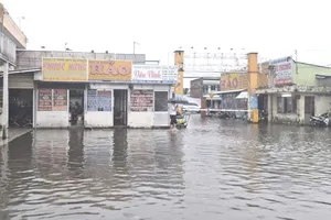  Mưa lớn, triều cường dâng cao ở Cà Mau khiến nhiều nơi ngập sâu 