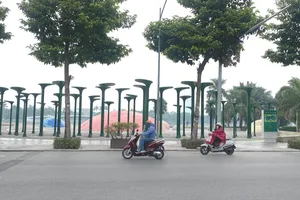 Từ chiều 29-10 đến sáng 30-10, Hà Nội bắt đầu có mưa nhỏ, trời nhiều sương mù và mây do không khí lạnh. Ảnh: PHÚC HẬU