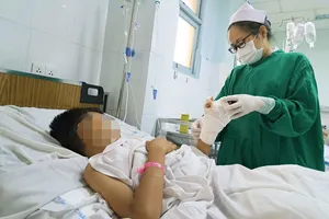 Trẻ bỏng nặng vì ngã vào nồi nước sôi nhà hàng xóm